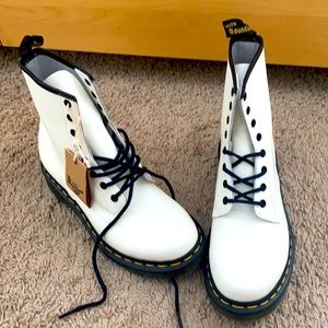 Dr. Marten 1460 women’s smooth leather lace up boots - NEVER WORN!!